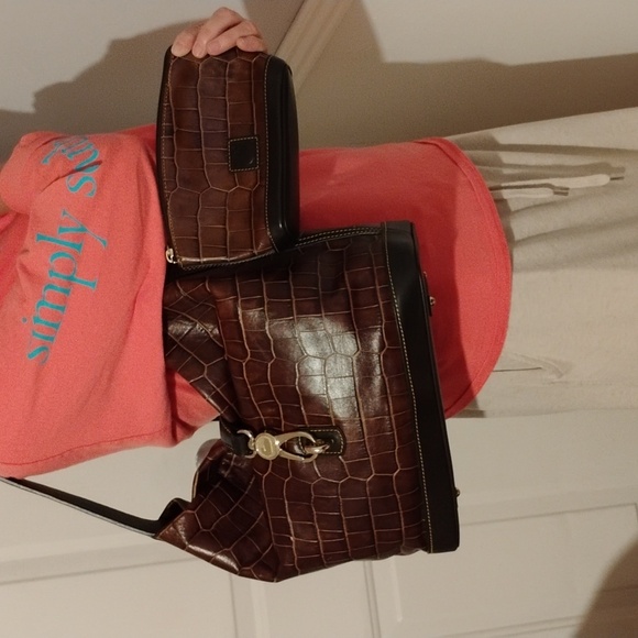 Authentic Dooney & Bourke Croco Embossed Large Tote & Matching Wallet - Picture 3 of 16